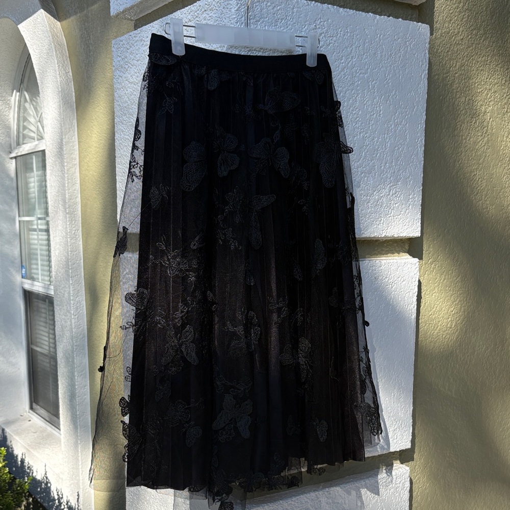 Elegant Black Lace Overlay Skirt - Picture 4 of 8